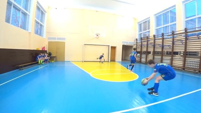 Как научиться бить левой ногой, с помощью игры, на тренировке (СМОТРИМ - ПЕРЕЖИВАЕМ - ЗАВИДУЕМ : ) смотреть онлайн