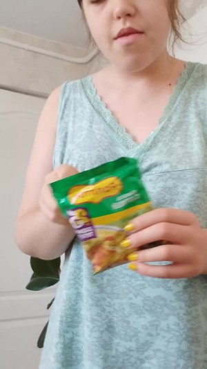 готовлю себе завтрак и ем