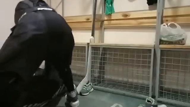 Как же тяжко хоккейному вратарю на себя всю экипировку надеть. смотреть онлайн