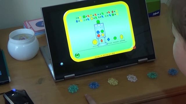 Сурдопедагог проводит индивидуальные занятия с детьми после кохлеарной имплантации смотреть онлайн