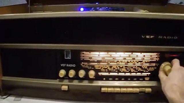 Радиола VEF RADIO "50 лет Октября" юбилейная, 1966 год. Радио ловит без антенны. смотреть онлайн
