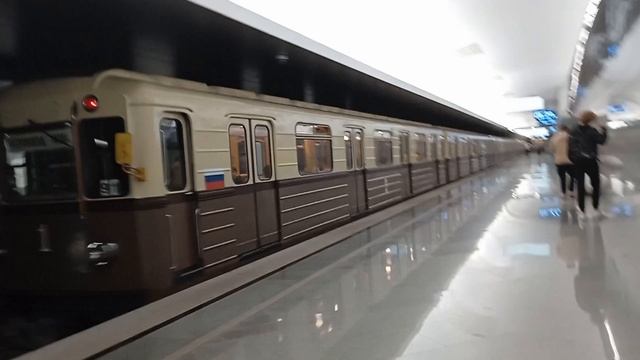 День Московского Транспорта 2023! Отправление Ретро поезда со станции "Кленовый бульвар" смотреть онлайн