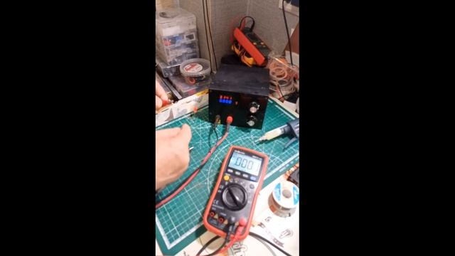 Самый простой индикатор разряда литиевого аккумулятора. На супервизоре КР1171СП. смотреть онлайн