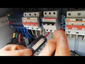 Замена Автомата на DIN рейке под НАПРЯЖЕНИЕМ. Брак от TDM. Как подключить автоматический выкл.