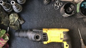 Как снять переключатель с перфоратора DeWalt D25133