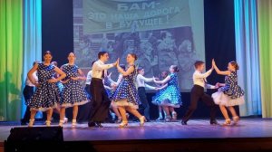 "Стоят девчонки,стоят в сторонке"