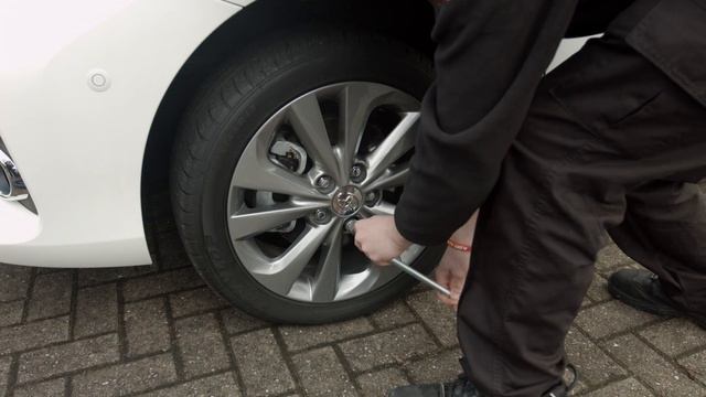 Toyota 'how to' - Change a wheel смотреть онлайн