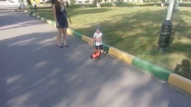 Первый раз встали на самокат! 1 год 11 месяцев смотреть онлайн