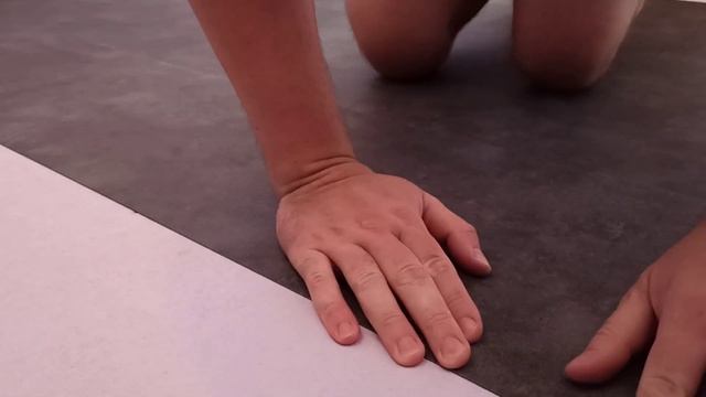Укладка самоклеющейся ПВХ плитки.