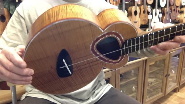 Ukulele Mania Demo; SHIMO Comet 11 "Mania" Ukulele Mania Curly Koa Custom Tenor @ Ukulele M смотреть онлайн