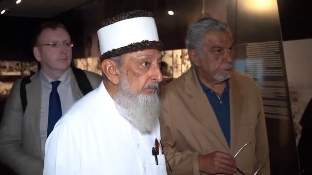 Шейх Имран Н Хосейн посещает музей и мемориал Геноцида армян в Ереване, Армения смотреть онлайн