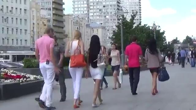 Как потрогать девушку за попу