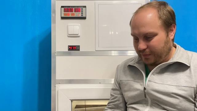 Воронежский инкубатор на 250 куриных яиц. Обслуживание и замена мотора. смотреть онлайн