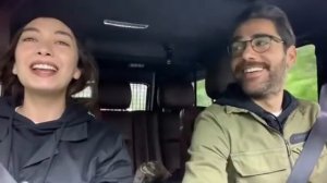 Неслихан Атагюль и Кадир Догулу весело поют в машине