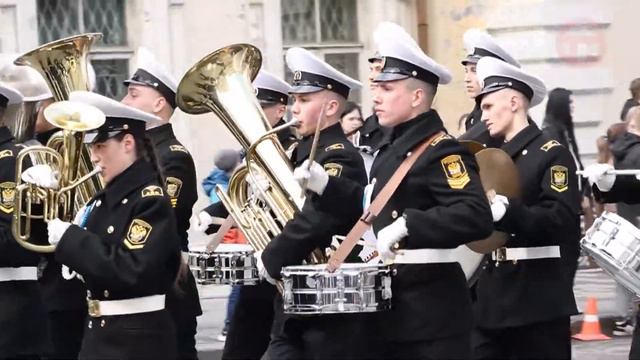 Плакаты с бодрыми призывами, флаги, транспаранты, - так первомай отметили в столице Приморья смотреть онлайн