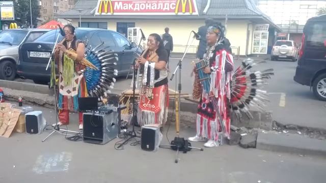 Индейцы у метро распевают .... смотреть онлайн