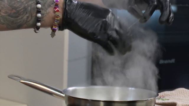 Готовим сливочные креветки с чесноком и рисом смотреть онлайн