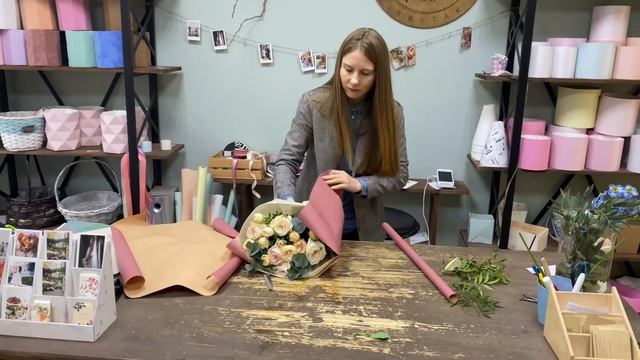 Упаковка нежнейшего кругляша, который не оставит равнодушным/ как упаковать круглый букет?! смотреть онлайн