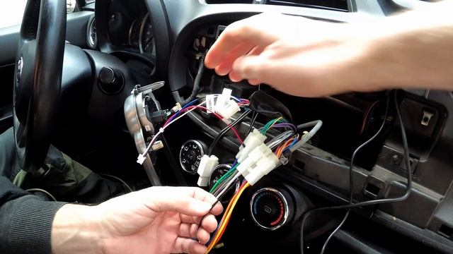 Jak podłączyć radio samochodowe (Toyota Yaris, radio Android 2 DIN GMS 7818) смотреть онлайн