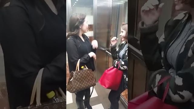 Светская беседа в лифте Галереи. смотреть онлайн