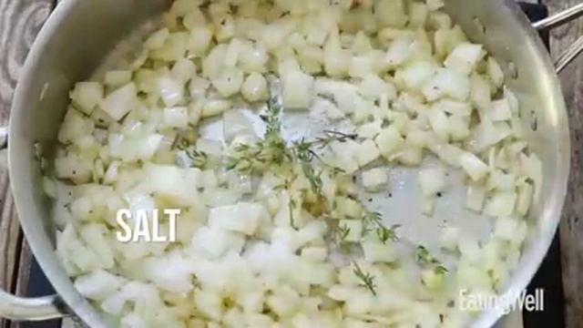 Жареная брюссельская капуста с луком и беконом смотреть онлайн