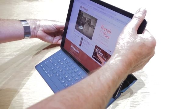 iPad Pro Smart Keyboard Hands-On - Worth it? смотреть онлайн