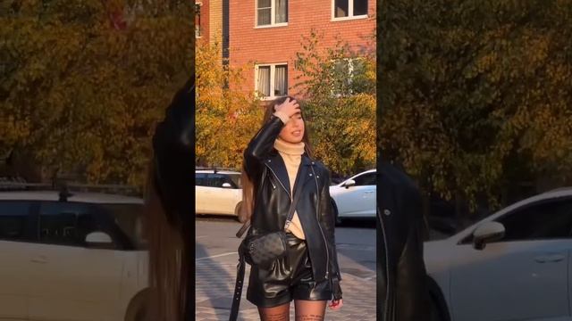 Красивая девушка надела кожаную куртку и кожаные шорты ❤️ смотреть онлайн