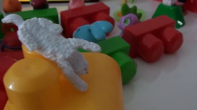 АНДЖЕЛИНКА ИГРАЕТ В КИНОТЕАТР И МЕШАЕТ ВСЕМ СМОТРЕТЬ МУЛЬТИКИ смотреть онлайн