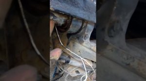 Мерседес 814 замена соленблоков торсионной тяги кабины.