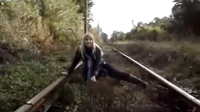 УЖАС:девушку сбивает поезд... смотреть онлайн