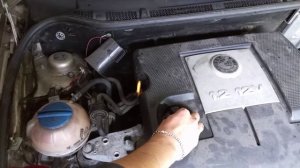 Skoda Fabia ХХ при открытии масляной крышки