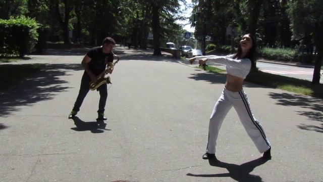Adele - Rolling in the Deep. Андрей Романенко feat Катерина Великая. Outdoors walking with saxophon смотреть онлайн