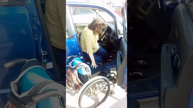 Как колясочнику самому пересесть с машины в коляску. смотреть онлайн
