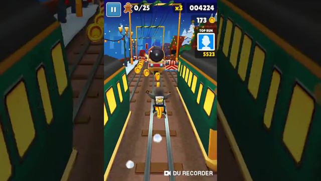 Играю в Subway Surfers. Сумасшедший мальчик бегает по поездам?! 🤔🤨 смотреть онлайн