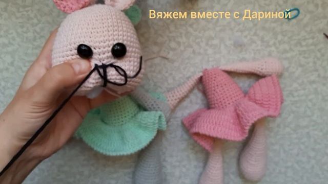 Вяжем зайку Степашку крючком 3 часть ,оформляем мордашку смотреть онлайн