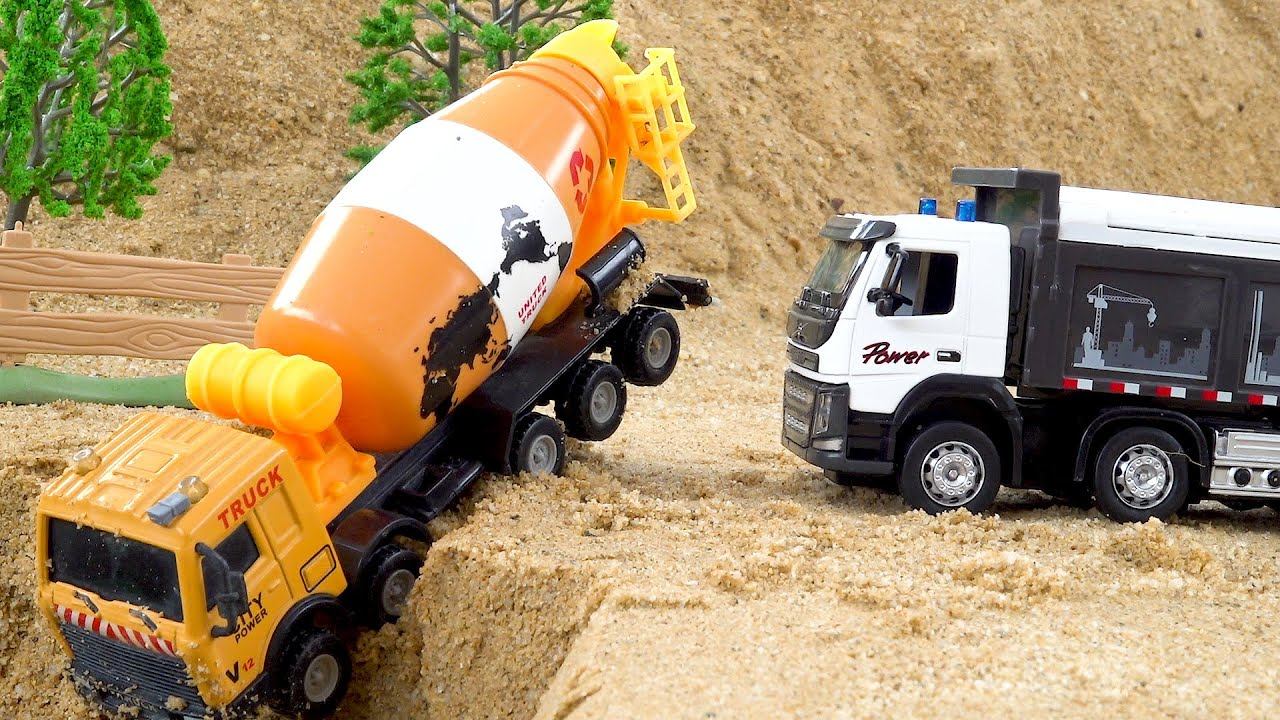 Строительная машина падает в глубокую яму и помогает автокрану и грузовику с песком смотреть онлайн