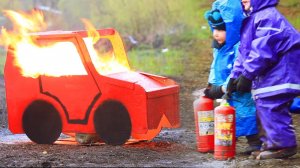 Дети и машина. Дети-пожарные с огнетушителями. МанкиИгры#55