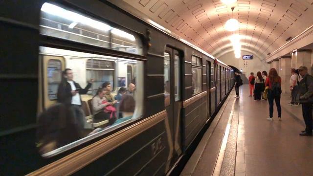 81-717/714.5М и 81-714.5М Перекраска Московский транспорт На станции Охотный Ряд смотреть онлайн