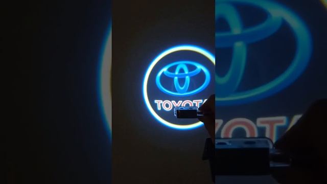 Плафоны подсветки с проекцией логотипа Toyota смотреть онлайн