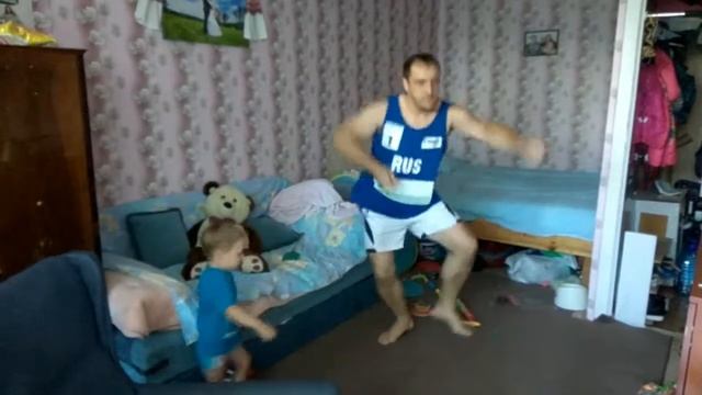 Папа с сыном смешно танцуют! Смешной весёлый танец. Тато з сином смішно танцюють смотреть онлайн