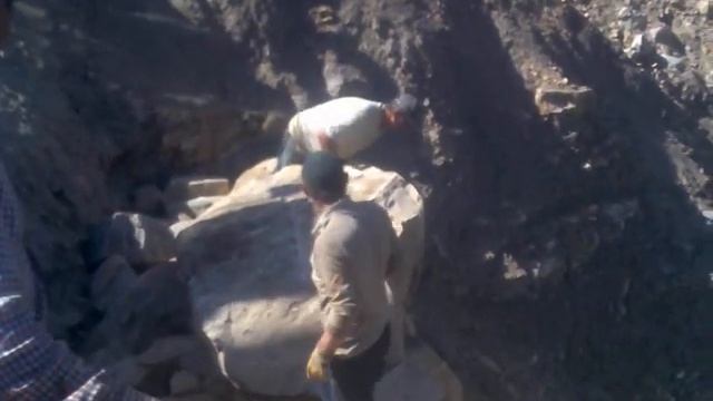 Кладка камней экскаватором