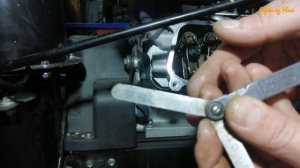 Регулирую клапана на снегоуборщике Huter.