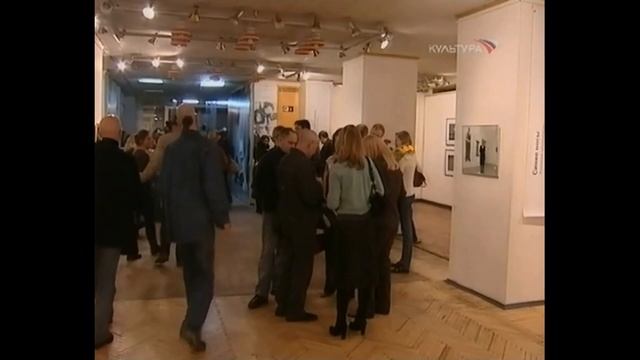 Как влияет современное искусство на человека?(Смотрители музея К21). Фотобиеннале-2006 смотреть онлайн