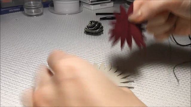 Видеоурок: Брошь из молнии и кожи смотреть онлайн