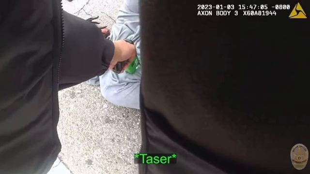 アメリカで、警察がブラック・ライブズ・マター（ Black Lives Matter「BLM」）運動の創設者の兄弟をスタンガンで殺害しました。 смотреть онлайн