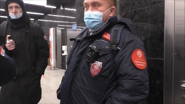 Полицейский помог спасти девушку от огромной толпы непонятных г.. Жизнь контролёра в юбке. смотреть онлайн