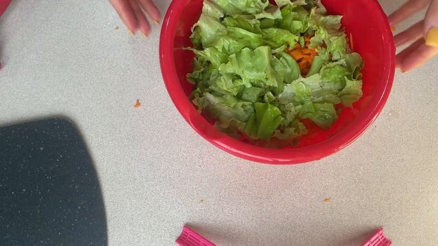 Необыкновенный салат с наггетсами и медово-горчичной заправкой.