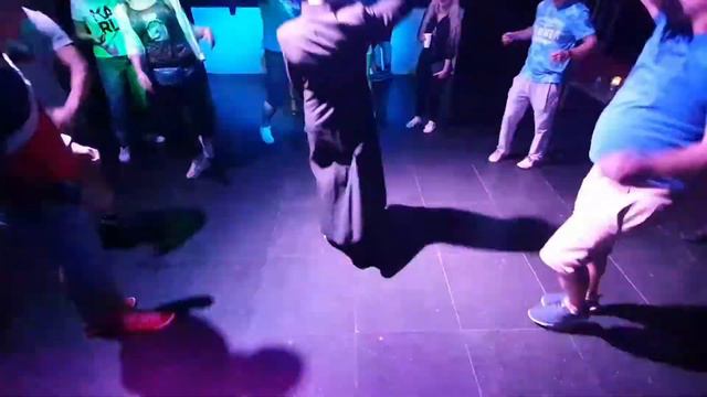 Батюшка на танцполе!!! смотреть онлайн
