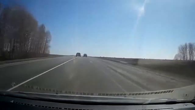 Развернулся через сплошную на трассе. смотреть онлайн