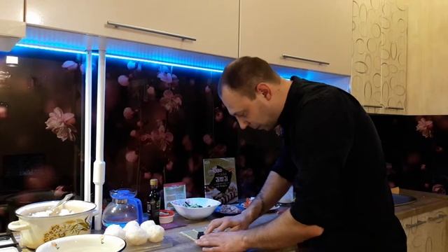 Готовим суши дома и чем заменить сыр Филадельфия
#сделатьроллыдома #каккрутитьроллы смотреть онлайн